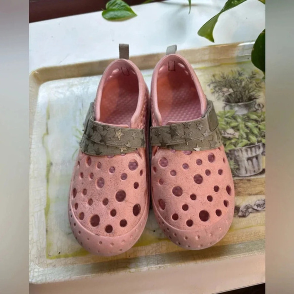 Western Chief kids pink Water Shoes 11/12